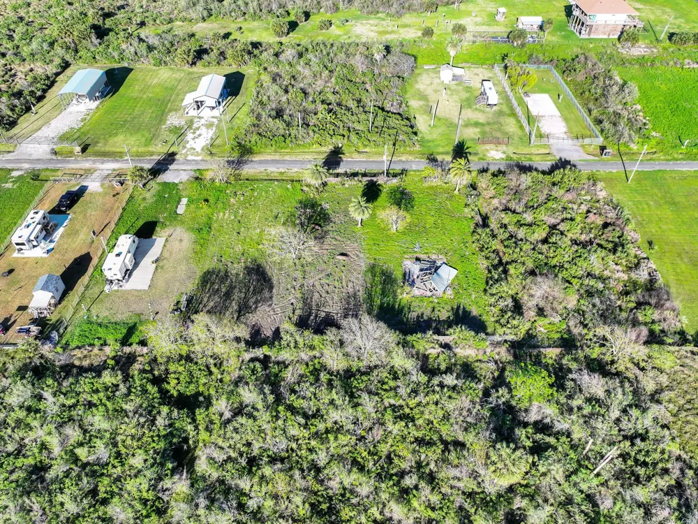 1029 Canal Gilchrist, TX 77617