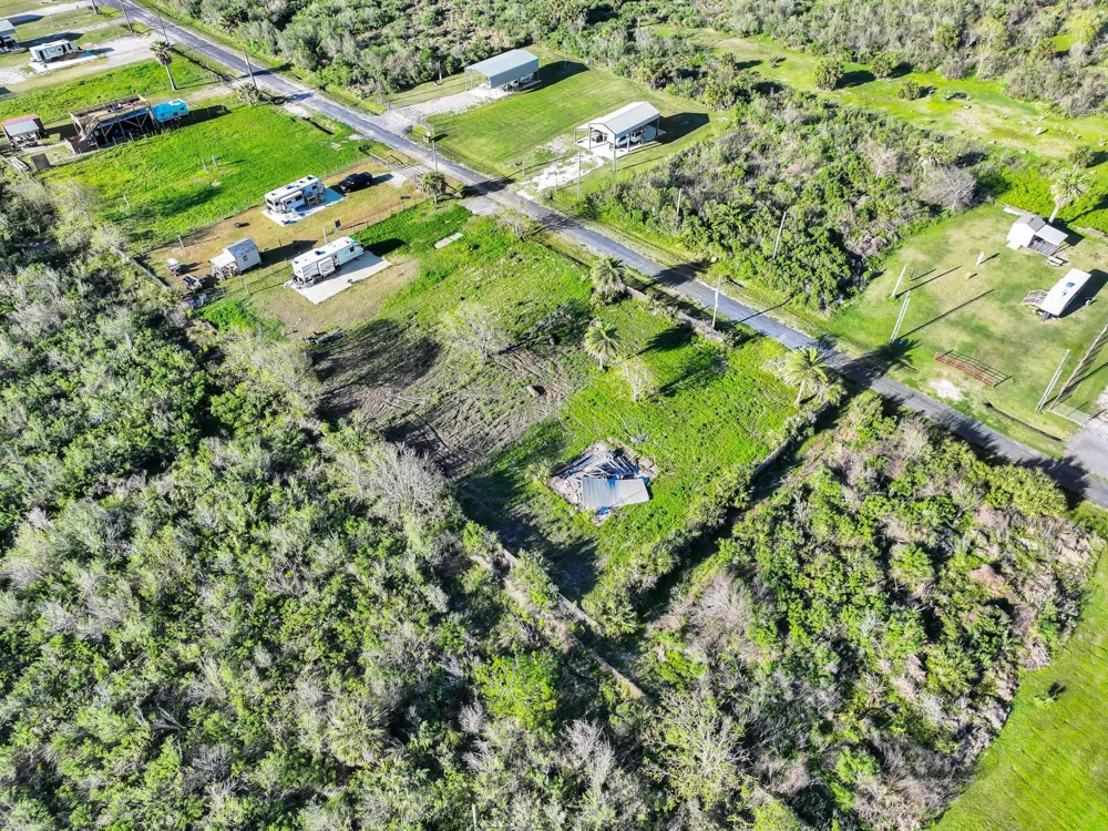 1029 Canal Gilchrist, TX 77617