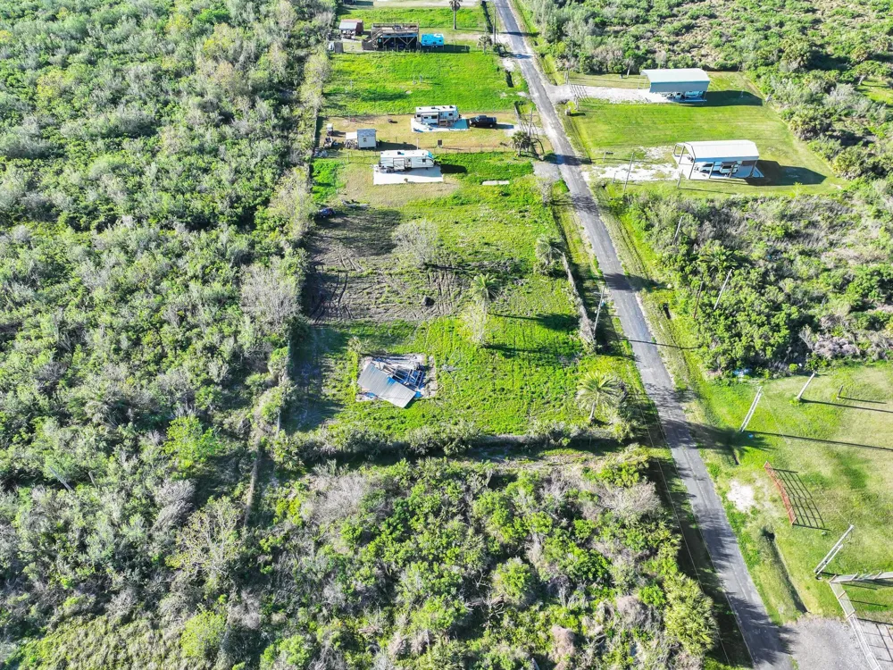 1029 Canal Gilchrist, TX 77617