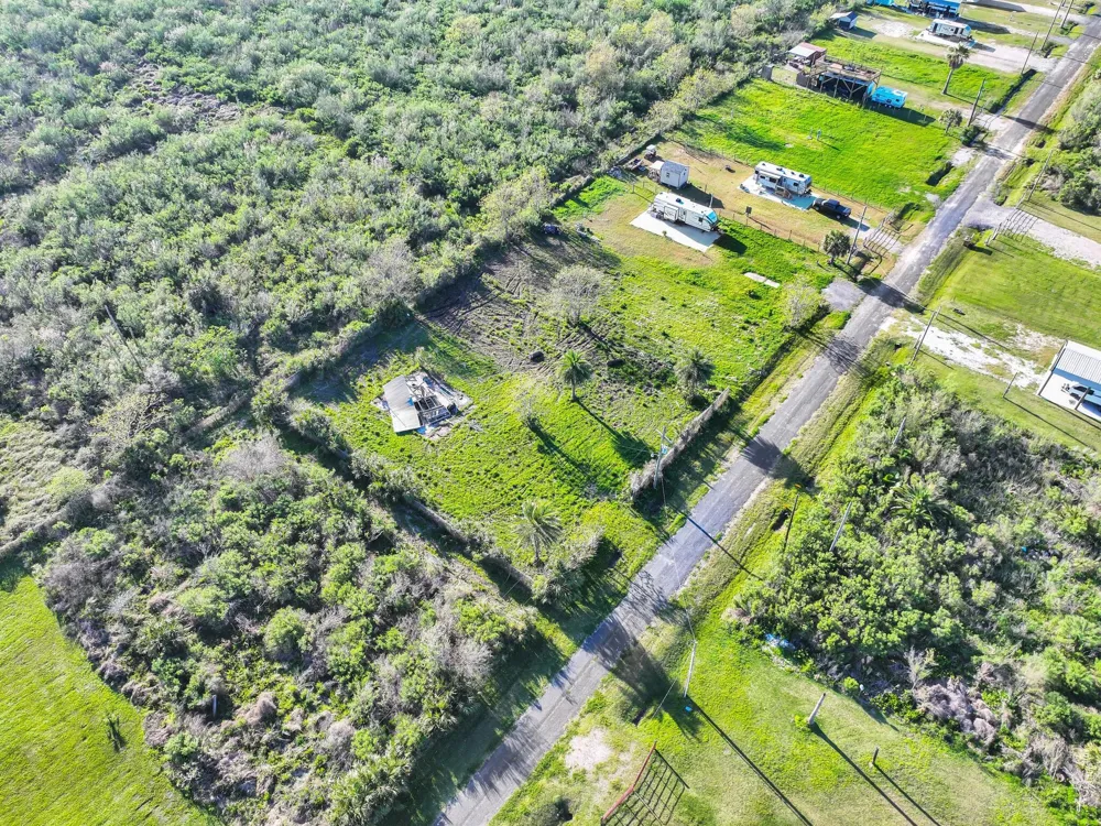 1029 Canal Gilchrist, TX 77617