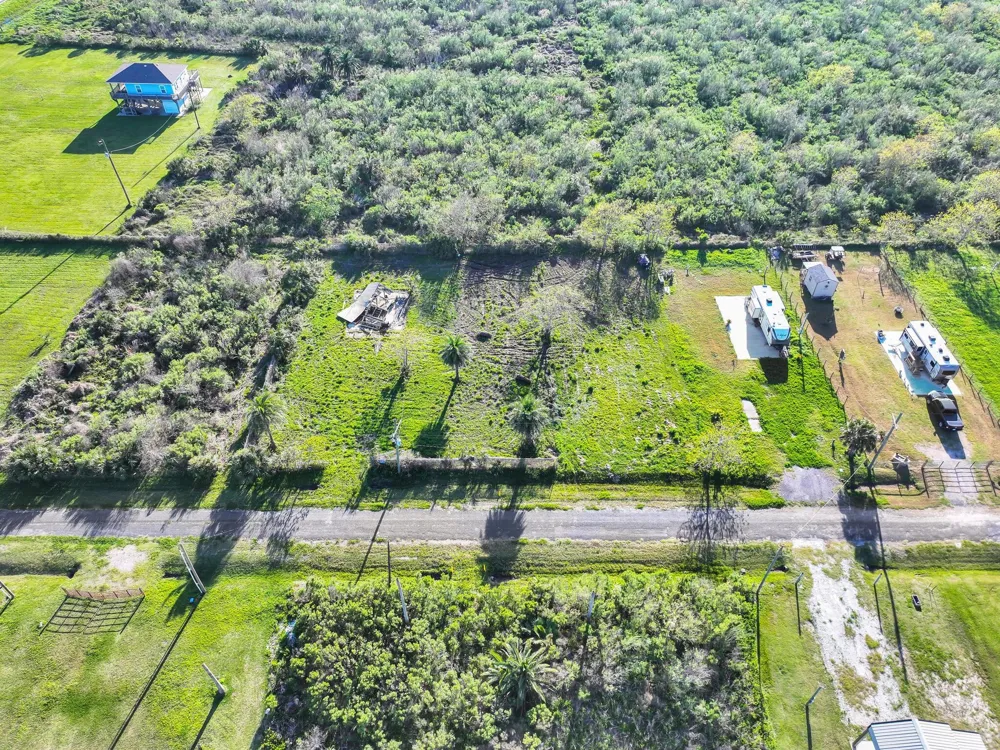1029 Canal Gilchrist, TX 77617