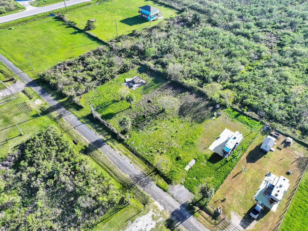 1029 Canal Gilchrist, TX 77617