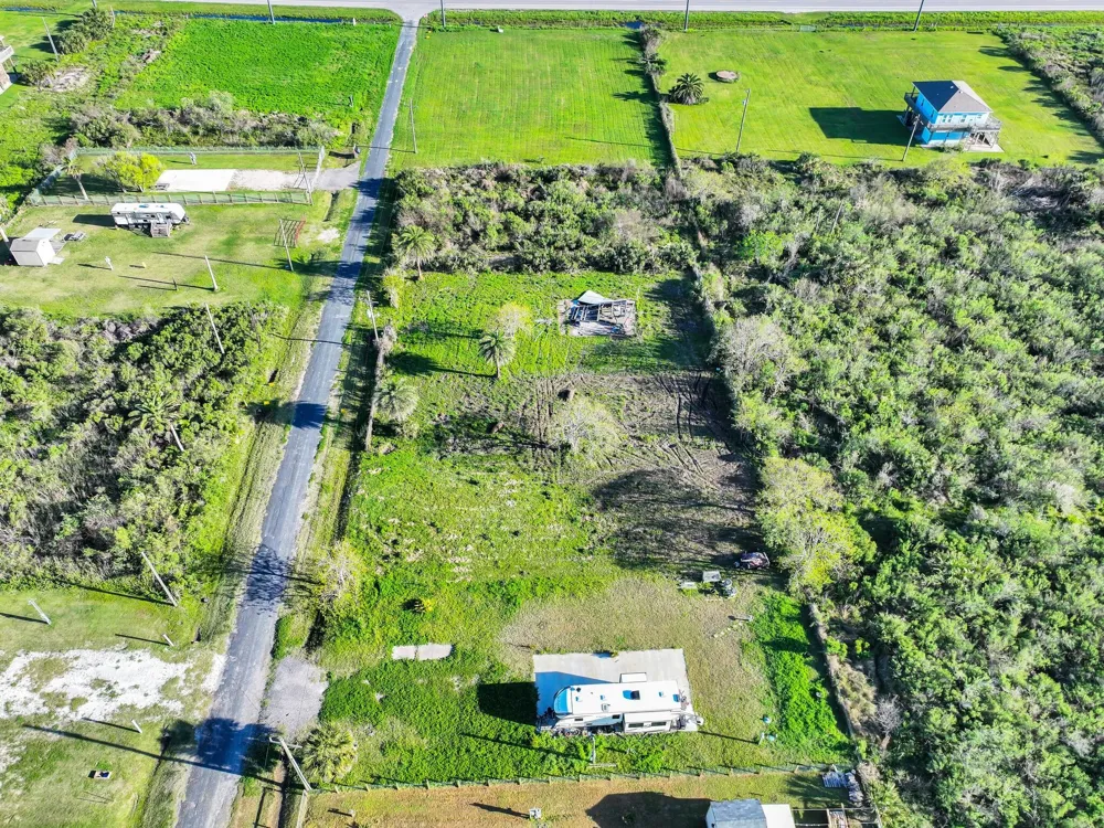 1029 Canal Gilchrist, TX 77617