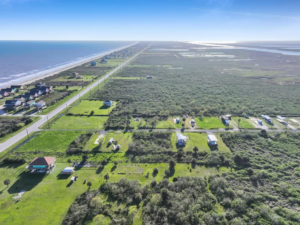 1029 Canal Gilchrist, TX 77617