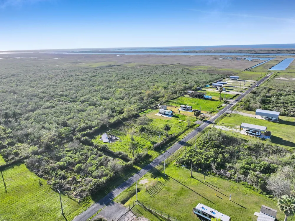 1029 Canal Gilchrist, TX 77617