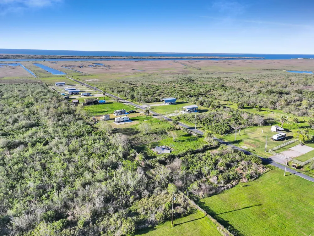 1029 Canal Gilchrist, TX 77617