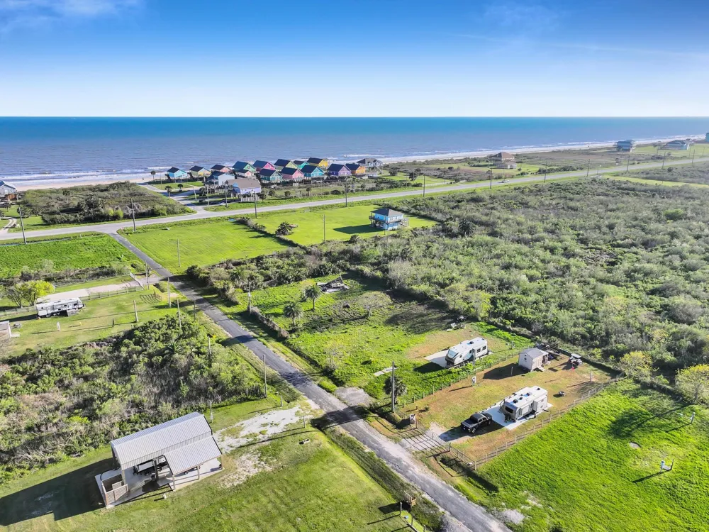 1029 Canal Gilchrist, TX 77617