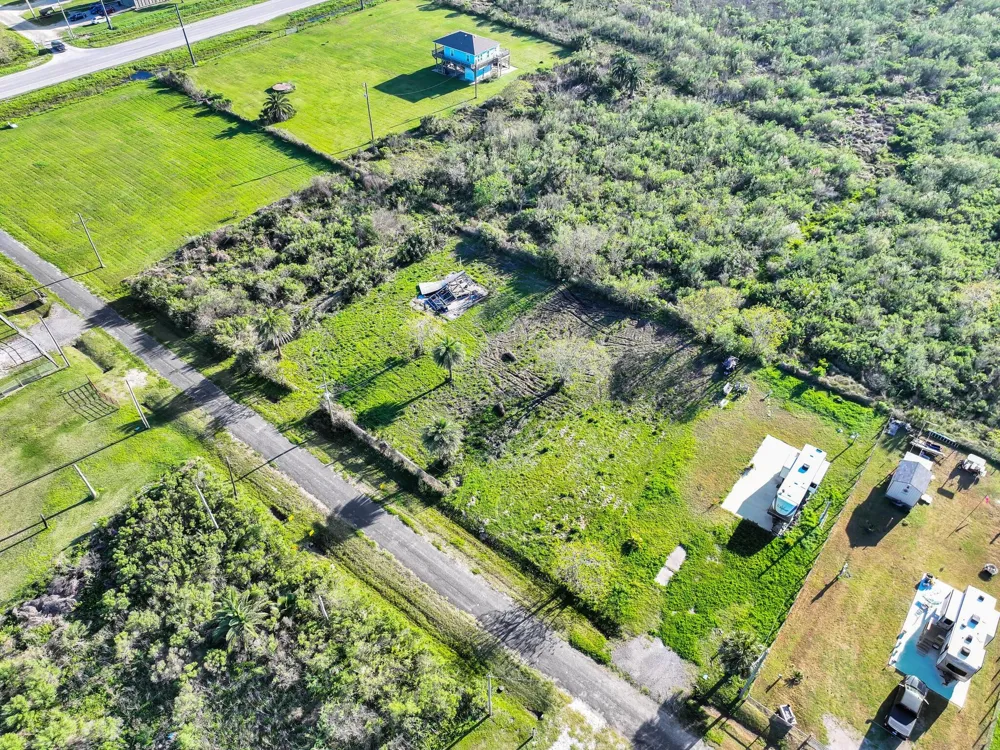 1029 Canal Gilchrist, TX 77617