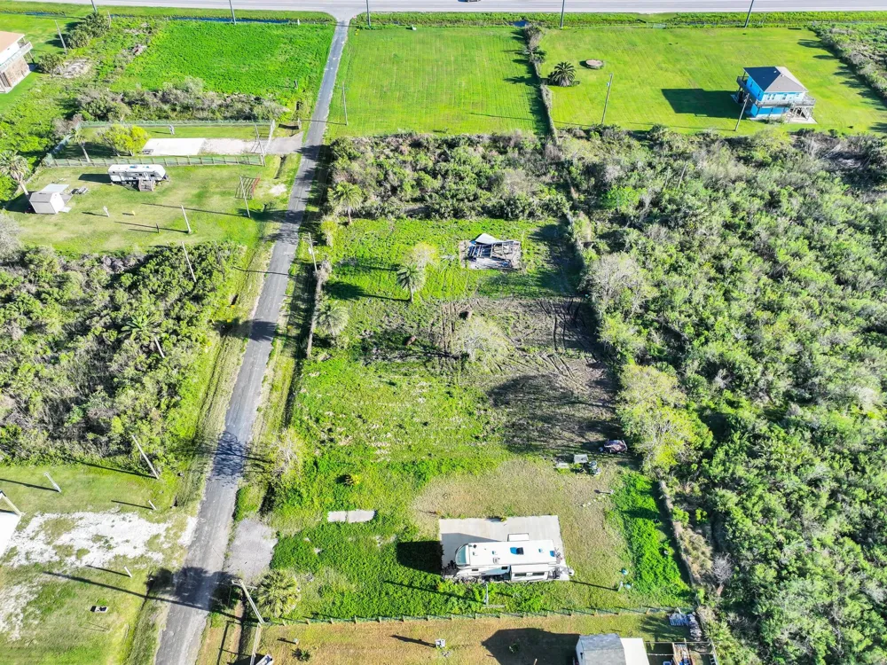 1029 Canal Gilchrist, TX 77617