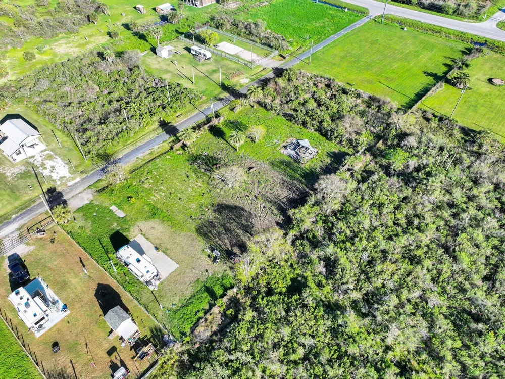 1029 Canal Gilchrist, TX 77617