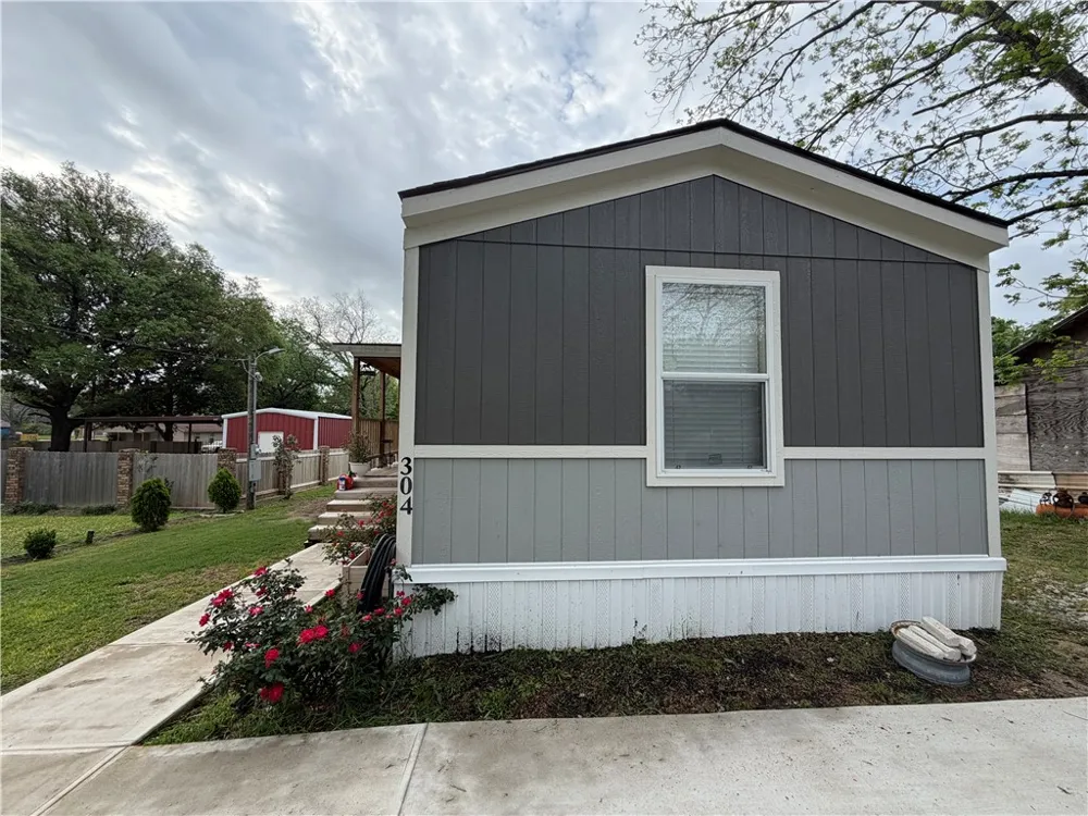 304 E 1st Street Hearne, TX 77859