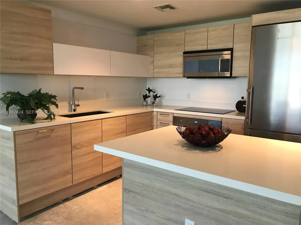 16385 Biscayne Blvd #2206 North Miami Beach, FL 33160
