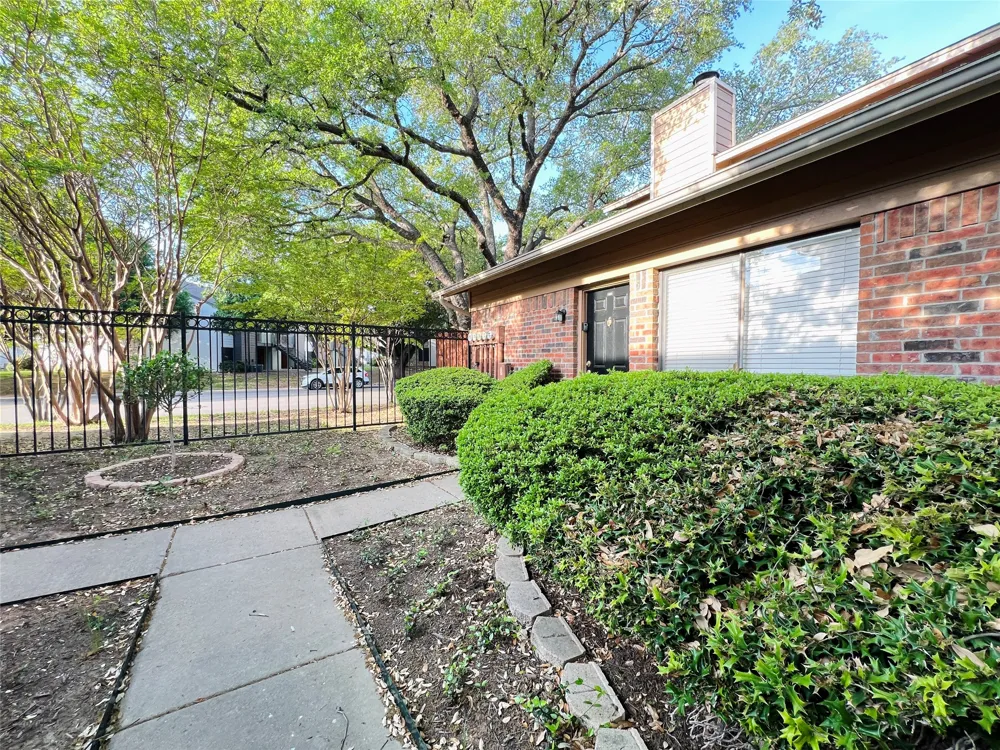 5759 Cedar Creek Drive Benbrook, TX 76109