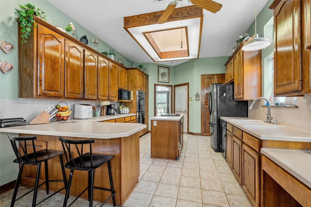 654 County Road 473 Lott, TX 76656