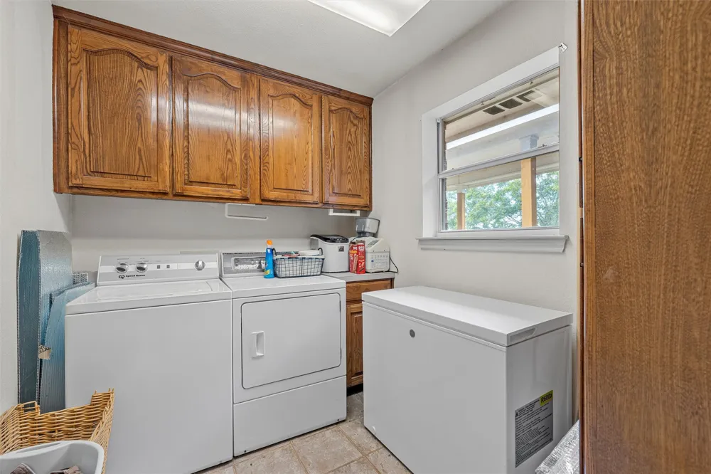 654 County Road 473 Lott, TX 76656