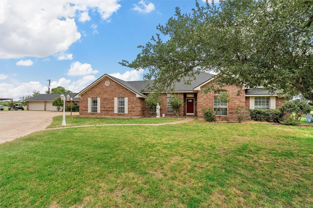 654 County Road 473 Lott, TX 76656