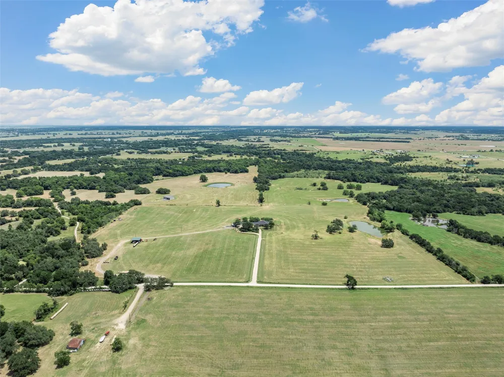 654 County Road 473 Lott, TX 76656