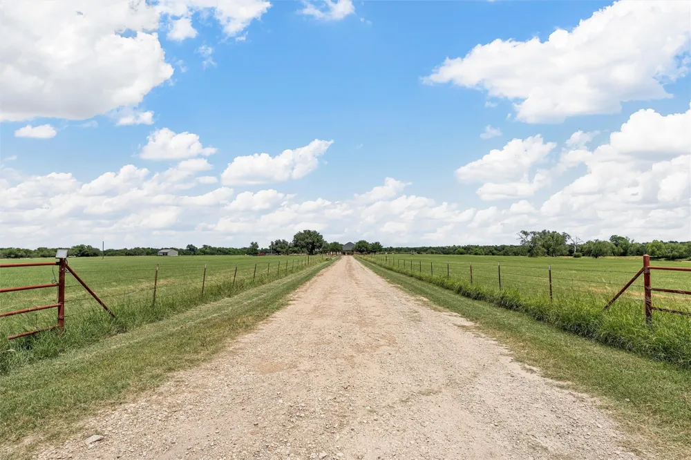 654 County Road 473 Lott, TX 76656