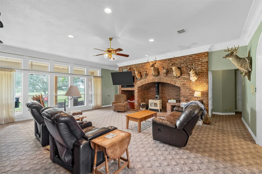 654 County Road 473 Lott, TX 76656
