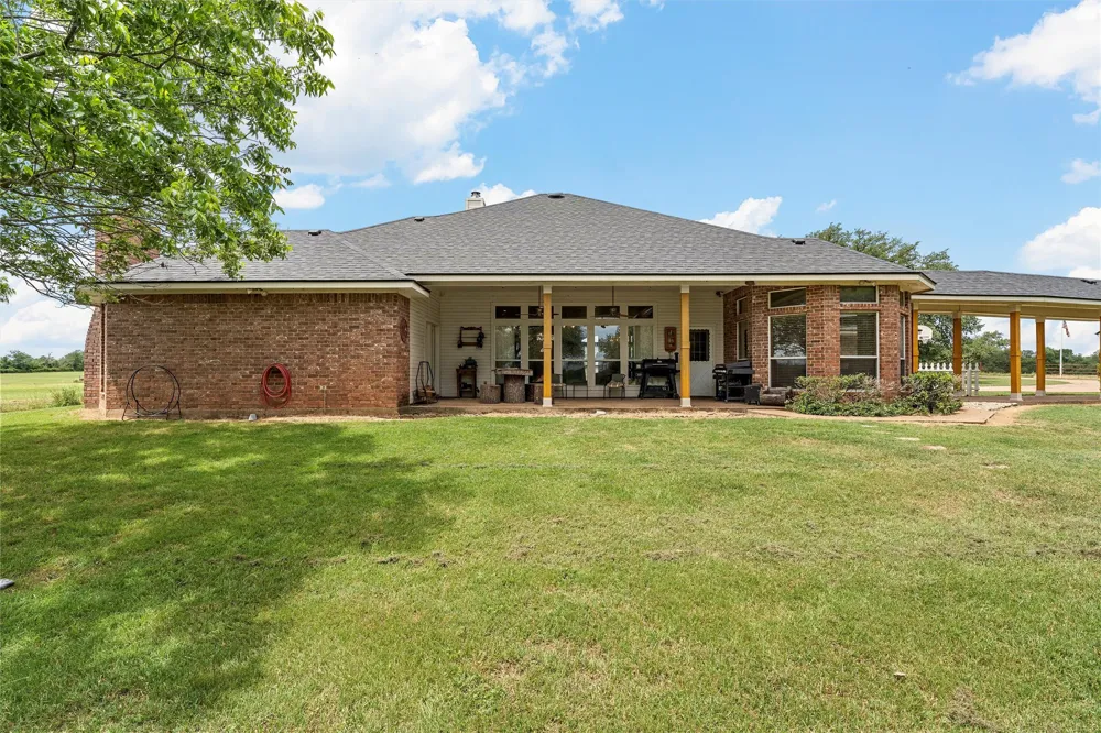 654 County Road 473 Lott, TX 76656