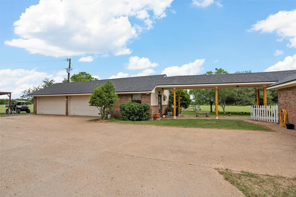 654 County Road 473 Lott, TX 76656