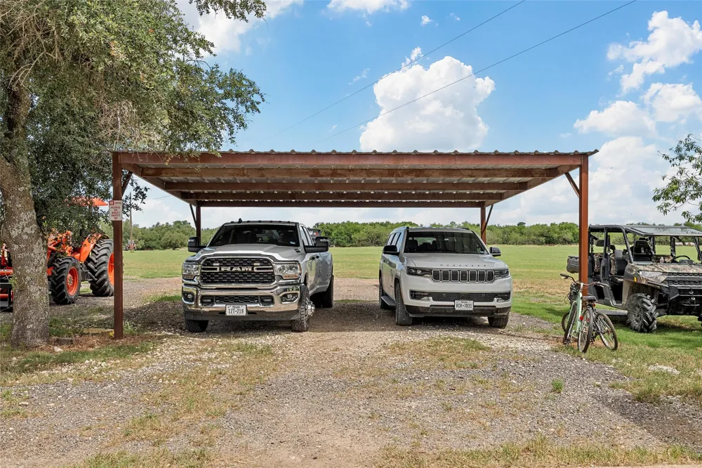 654 County Road 473 Lott, TX 76656