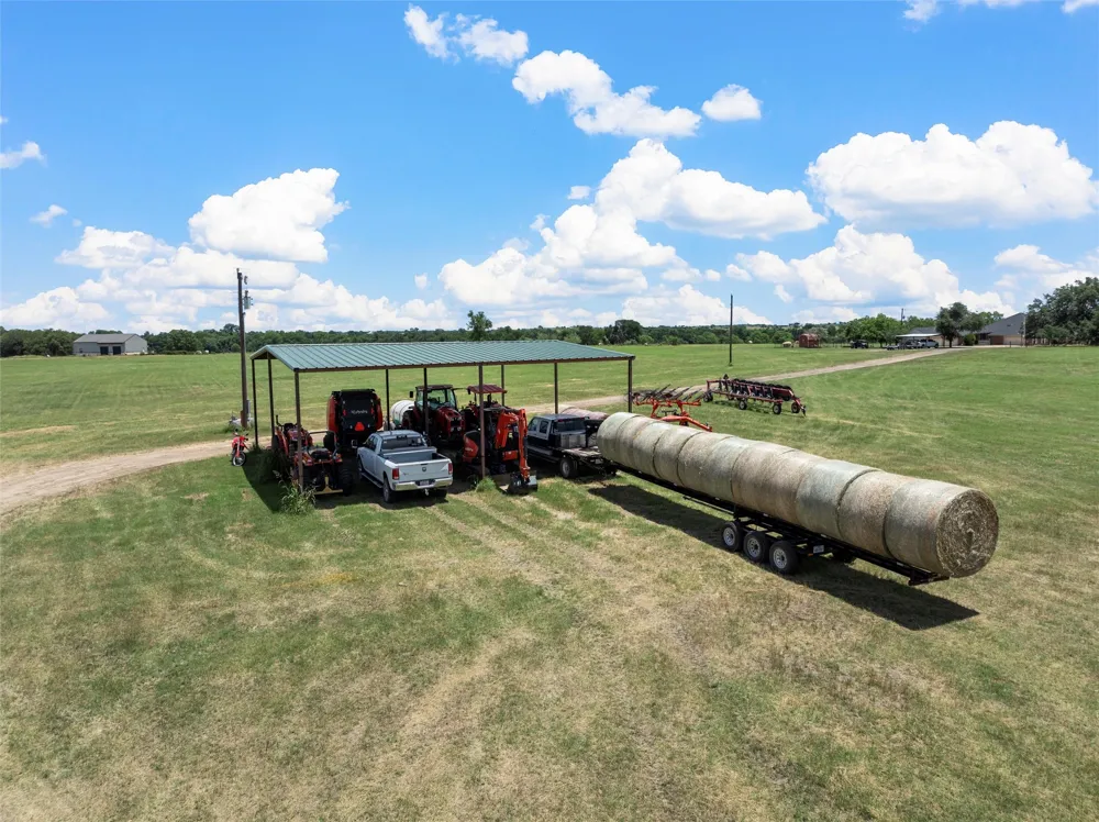654 County Road 473 Lott, TX 76656