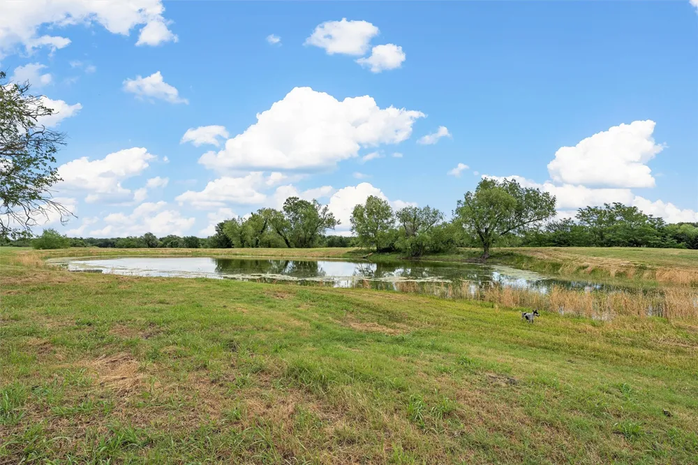 654 County Road 473 Lott, TX 76656