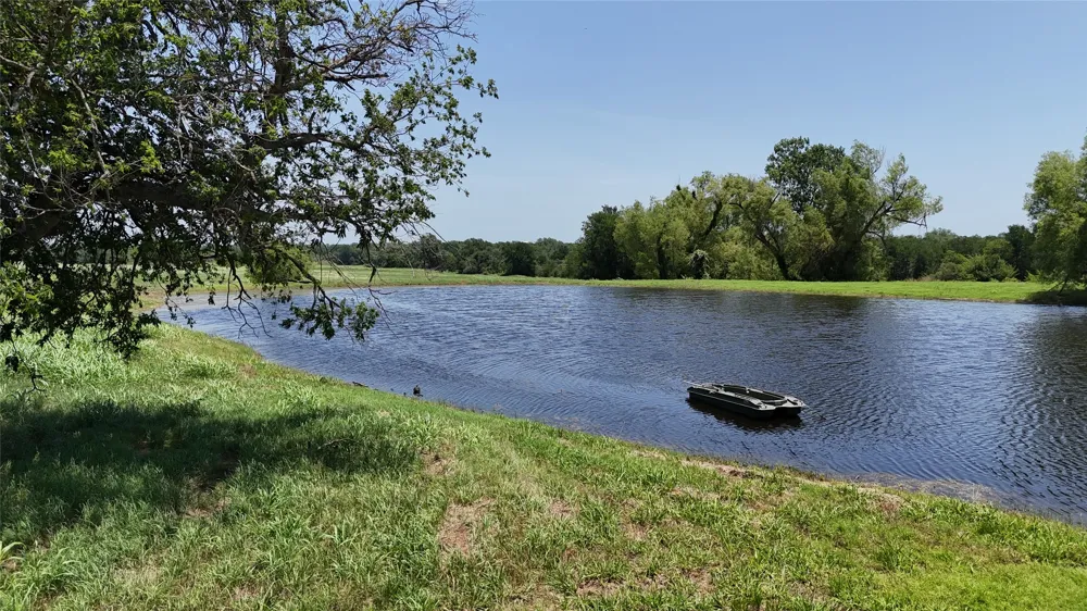 654 County Road 473 Lott, TX 76656