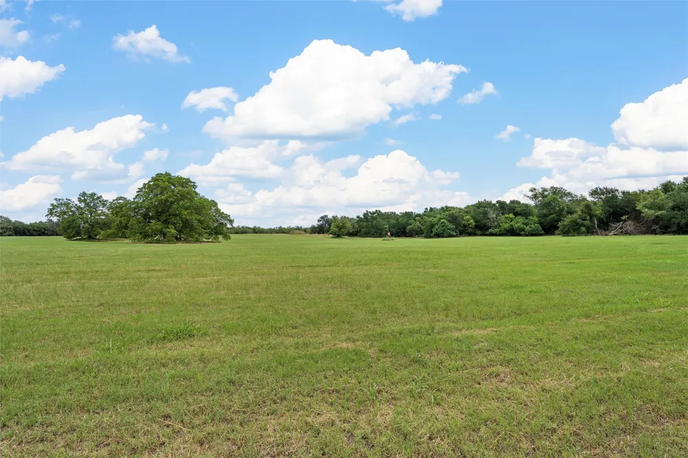 654 County Road 473 Lott, TX 76656