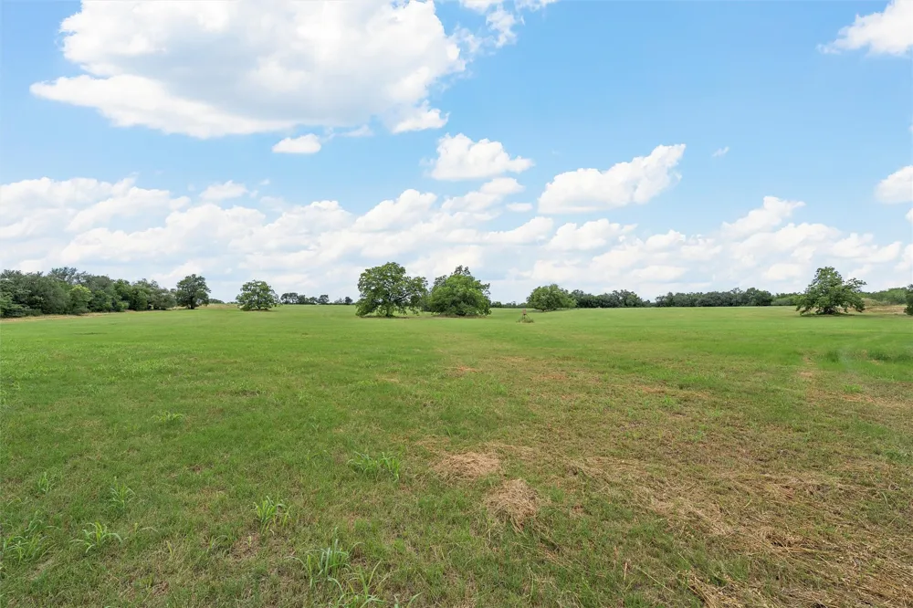 654 County Road 473 Lott, TX 76656