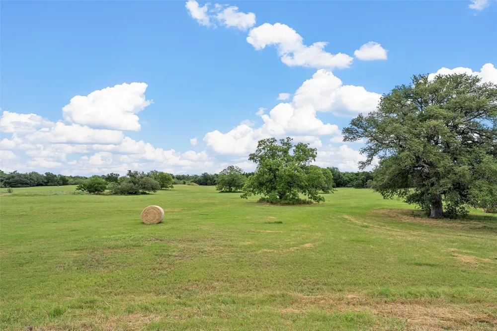 654 County Road 473 Lott, TX 76656
