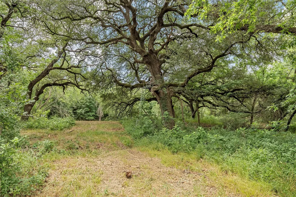 654 County Road 473 Lott, TX 76656