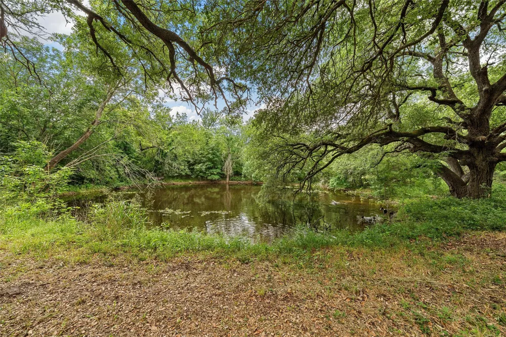 654 County Road 473 Lott, TX 76656