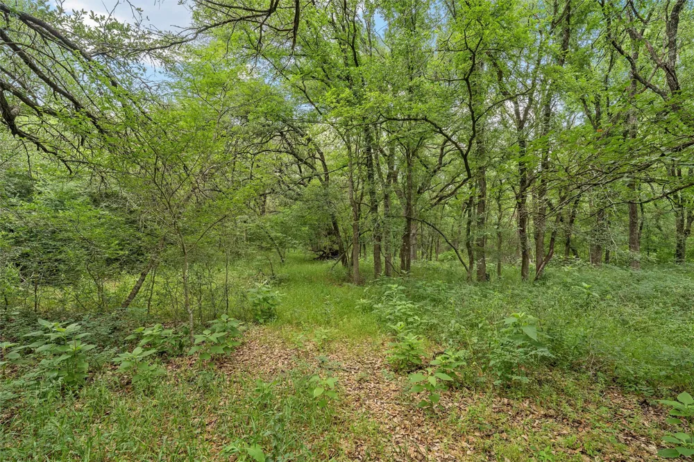 654 County Road 473 Lott, TX 76656
