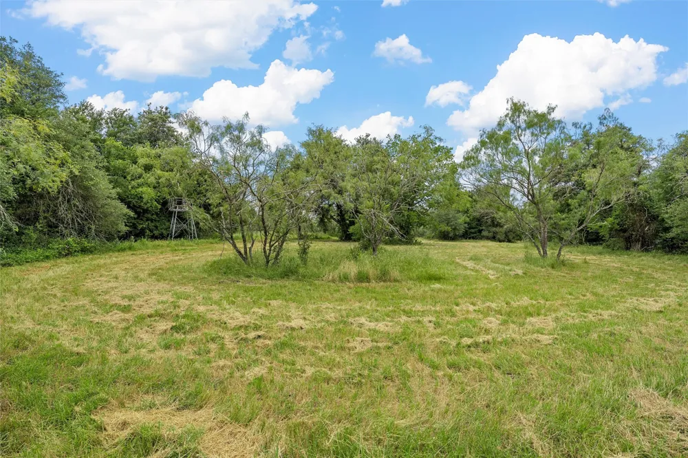 654 County Road 473 Lott, TX 76656