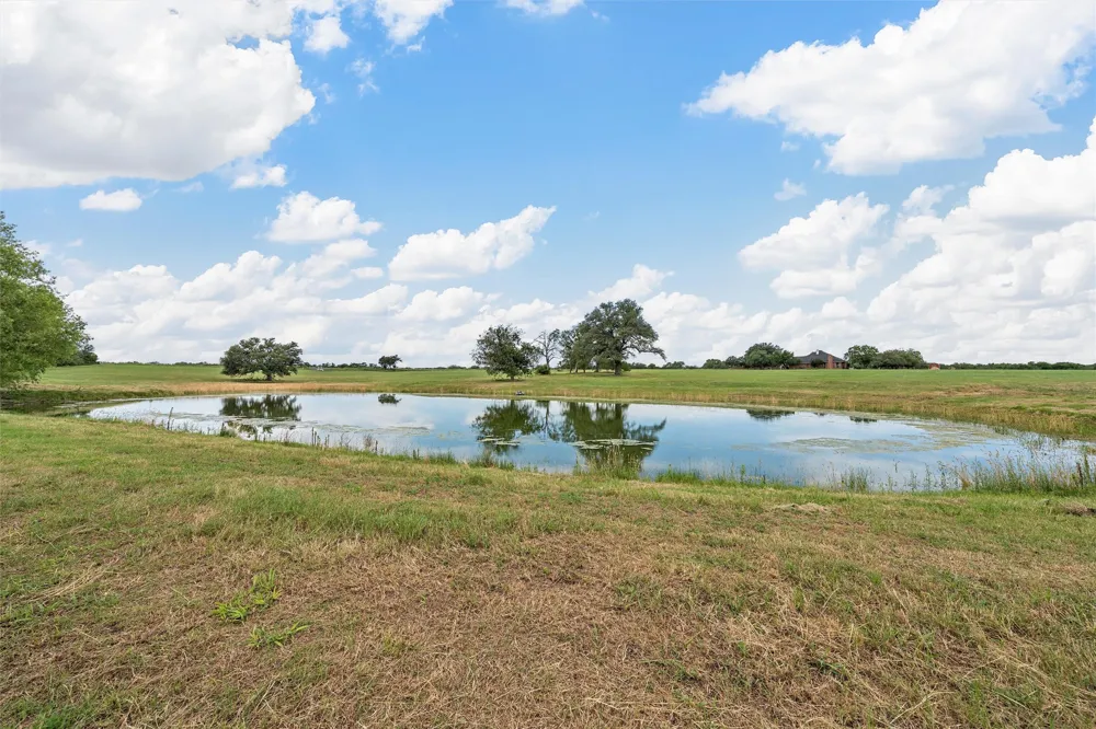 654 County Road 473 Lott, TX 76656