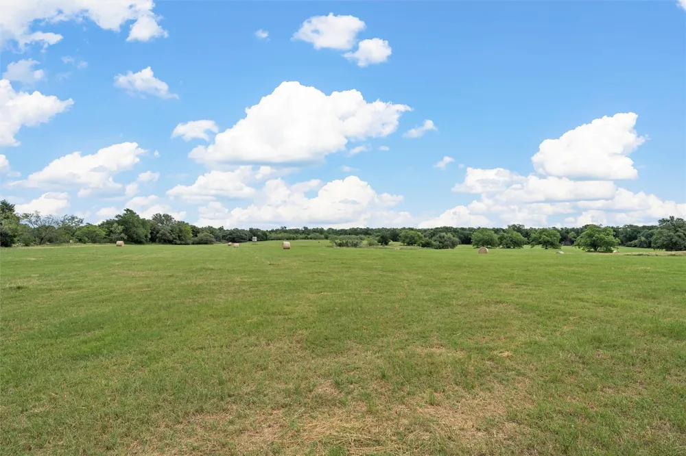 654 County Road 473 Lott, TX 76656