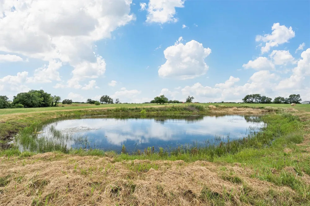 654 County Road 473 Lott, TX 76656