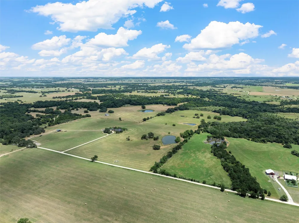 654 County Road 473 Lott, TX 76656