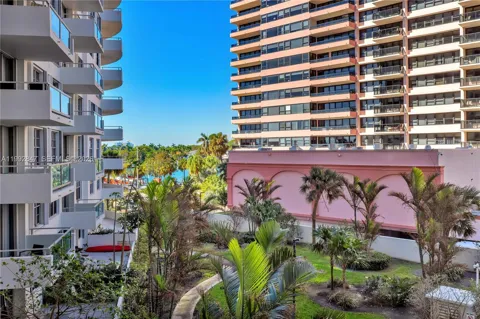 5161 Collins Ave #410