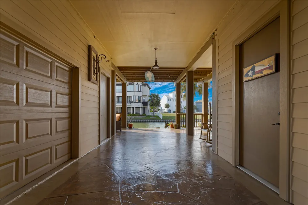 8 Loggerhead Hitchcock, TX 77563