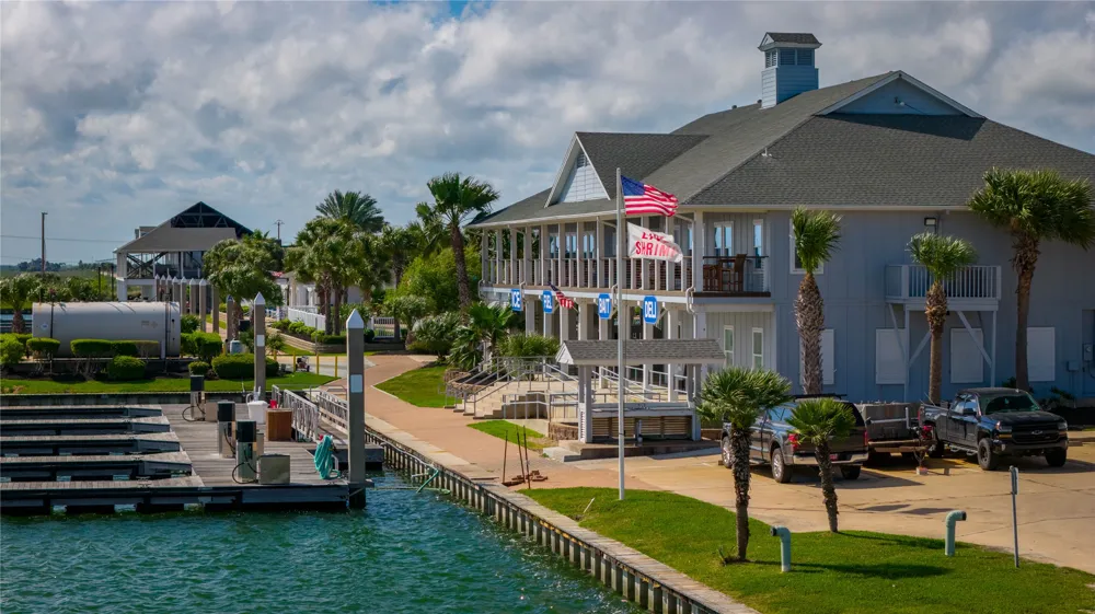 8 Loggerhead Hitchcock, TX 77563
