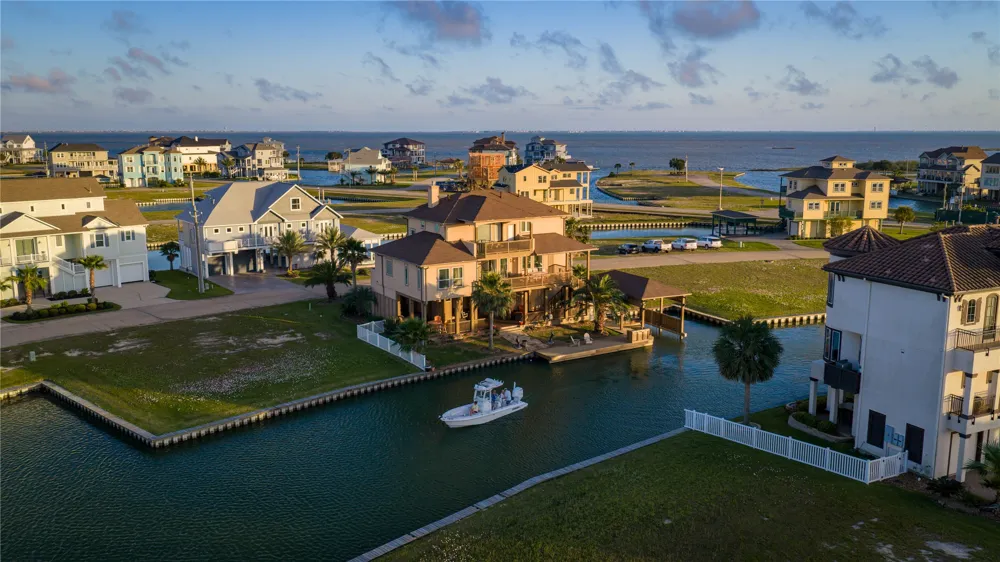 8 Loggerhead Hitchcock, TX 77563