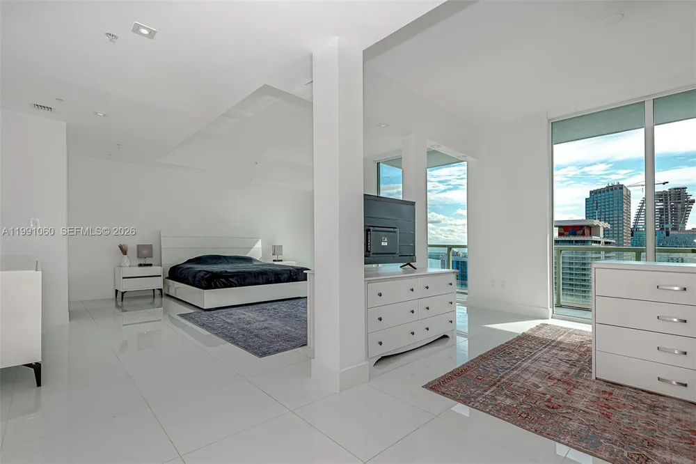244 Biscayne Blvd #UPH-4907 Miami, FL 33132