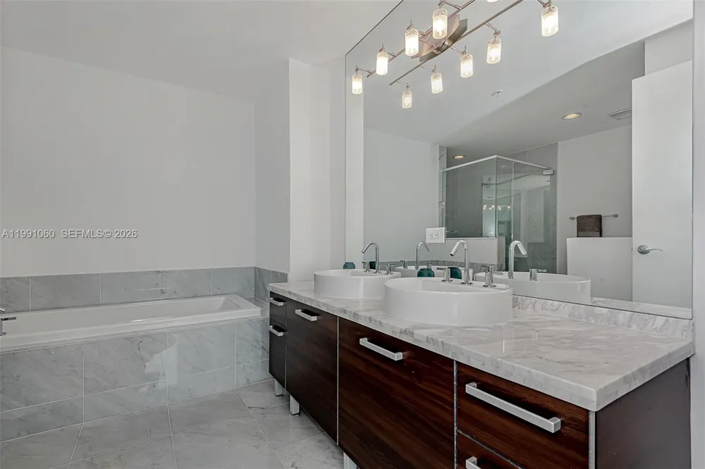 244 Biscayne Blvd #UPH-4907 Miami, FL 33132