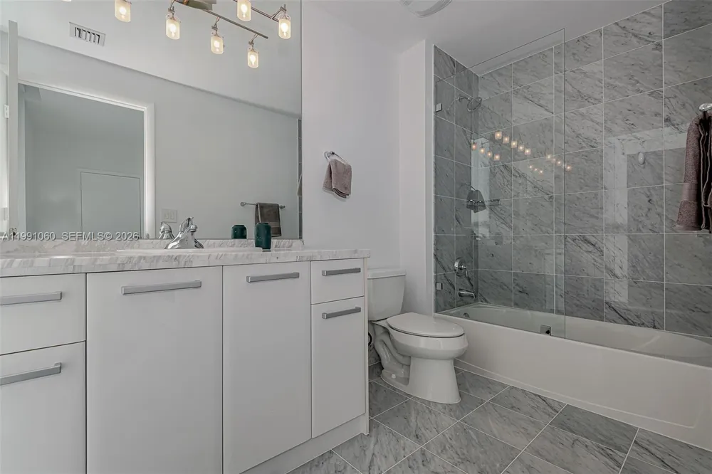 244 Biscayne Blvd #UPH-4907 Miami, FL 33132