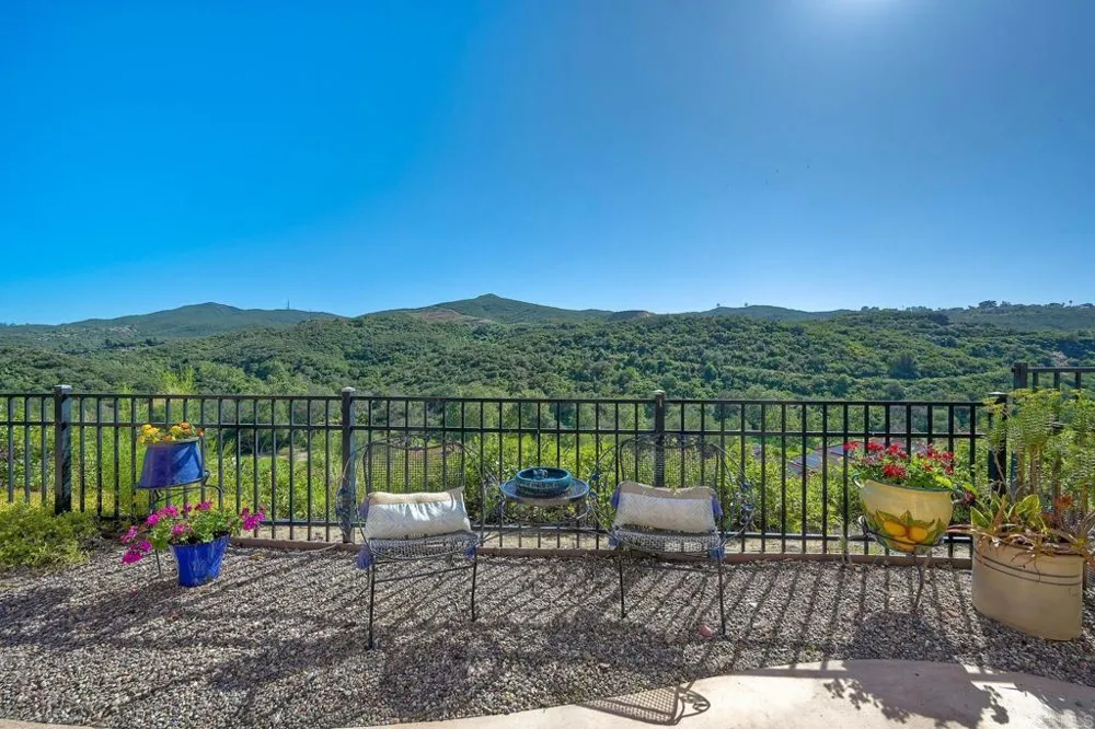 28758 Vista Valley Dr Vista, CA 92084