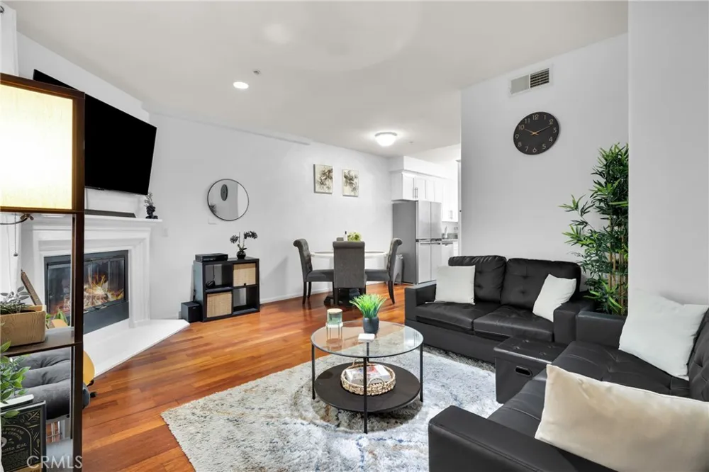 7124 Woodman #3 Van Nuys, CA 91405