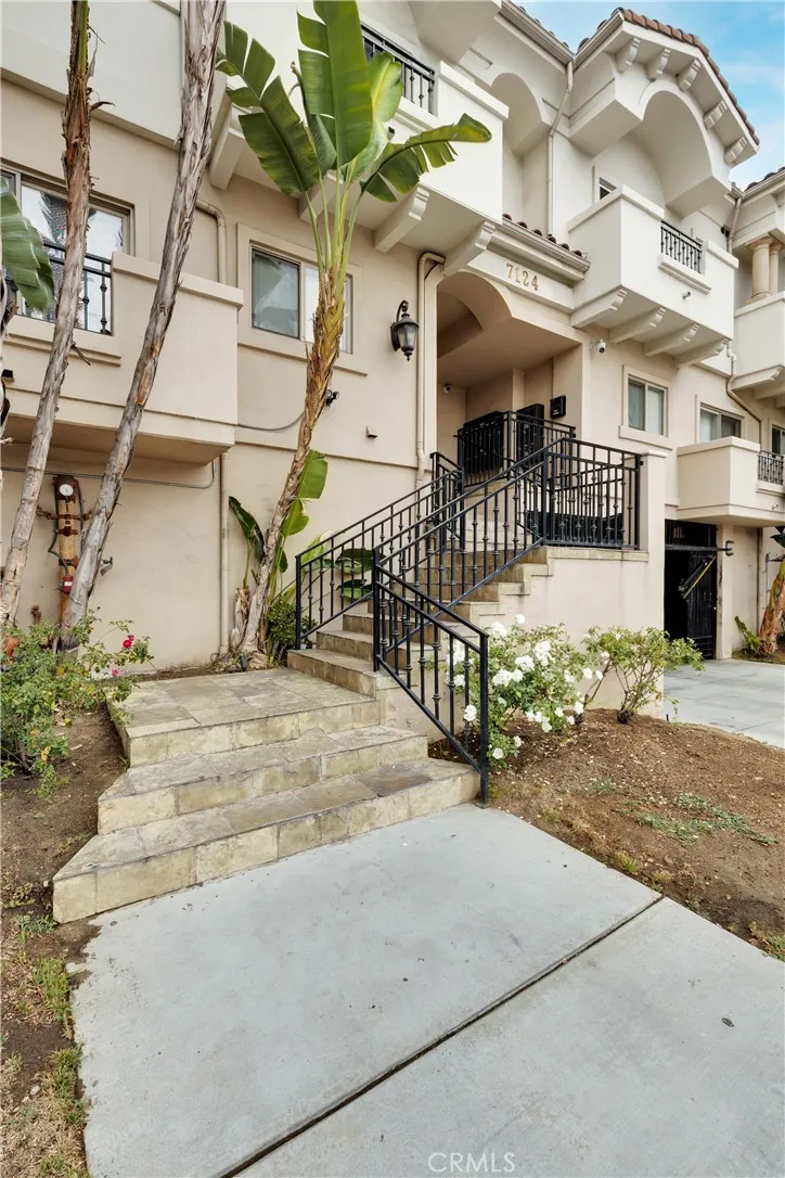 7124 Woodman #3 Van Nuys, CA 91405